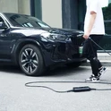 Mobilna ładowarka do samochodu elektrycznego i hybrydy plug-in Besen PCD032 - ładowanie przy BMW Przenośna ładowarka do hybrydy plug-in i samochodu elektrycznego Besen PCD032 3,6 kW w użyciu - ładowanie BMW przy parkingu, kabel Typ 2, timer i ekran LCD