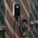 Montaż wallboxa Besen 11 kW na zewnątrz budynku Wallbox Besen 11 kW, zamontowany na ścianie domu, certyfikat IP66