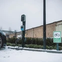 Wallbox Besen 11 kW ze słupkiem do stacji ładowania - montaż zewnętrzny Wallbox Besen 11 kW zamontowany na słupku do stacji ładowania na zewnętrznym parkingu zimą - ładowanie samochodu elektrycznego
