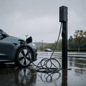 Wallbox 11 kW Besen BN30 na słupku ładujący auto w deszczu allbox 11 kW Besen BN30 na słupku BS-IT002 ładujący samochód elektryczny na zewnątrz podczas deszczu, obudowa IP66
