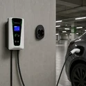 Wallbox 11 kW - montaż na ścianie garażu podziemnego Wallbox RTFly 11 kW ST-716 z RFID zamontowany na ścianie garażu podziemnego - samochód elektryczny podłączony do ładowania złączem Type 2