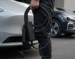 Mobilna ładowarka do samochodu elektrycznego Besen BN20 - zawsze pod ręką Mobilna ładowarka do samochodu elektrycznego i PHEV Besen BN20 w użyciu - lekka i kompaktowa, łatwa do zabrania ze sobą