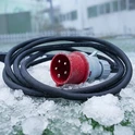 Wtyk CEE 16A ładowarki Besen BN60 - zamontowany fabrycznie, odporny na mróz i wilgoć Zbliżenie na wtyk CEE 16A (3-fazy) przenośnej ładowarki do samochodu elektrycznego Besen BN60 leżący w śniegu - kabel H07RN-F odporny na niskie temperatury i wilgoć