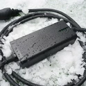 Przenośna ładowarka Besen BN60 w warunkach zimowych - szczelność IP66, praca do -25°C Przenośna ładowarka do samochodu elektrycznego Besen BN60 pokryta śniegiem - ochrona IP66 i IK10 zapewnia niezawodną pracę w mrozie do -25°C i deszczu