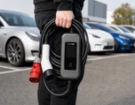 Przenośna ładowarka EV ST-T301 - gotowa do użycia od razu po rozpakowaniu Mężczyzna trzymający przenośną ładowarkę do samochodu elektrycznego ST-T301 z wtykiem CEE 32A i złączem Type 2 - gotowa do użycia bez montażu