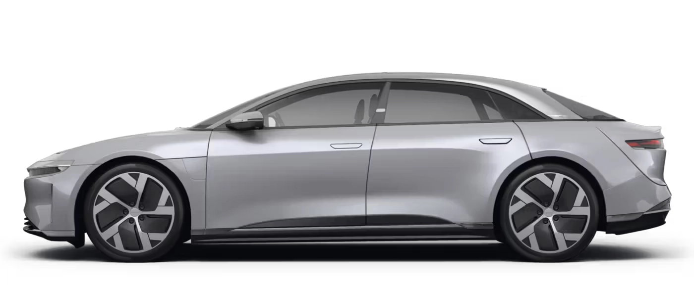 Lucid Air z profilu - elektryczny sedan z architekturą 900 V, trójfazową ładowarką pokładową 22 kW Type 2 i ładowaniem DC do 300 kW